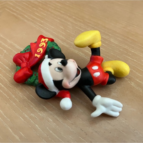 Vintage Enesco porcelain Mickey Mouse on Wreath ornament - dated 1993 - Picture 4 of 7